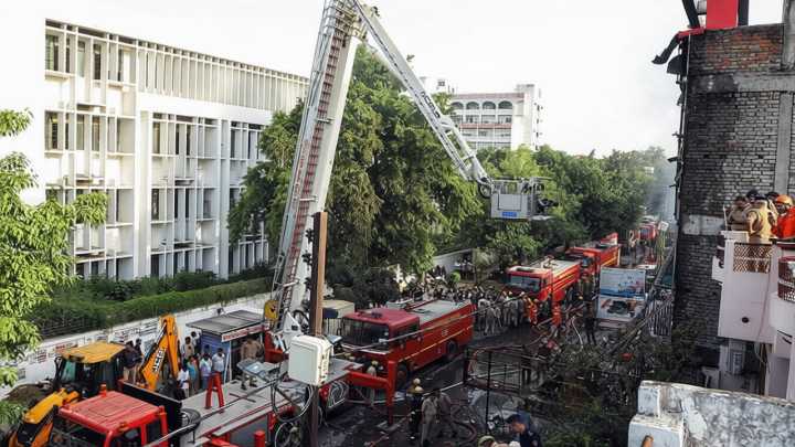 ভারতের লক্ষ্ণৌতে ভবনে আগুন লেগে শিশুসহ নিহত অন্তত ১৪