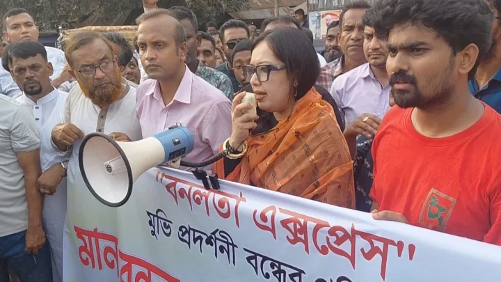সরাইলে ‘বনলতা এক্সপ্রেস’ বন্ধের প্রতিবাদ, রুমিন ফারহানা বললেন, ‘এটি চমৎকার সিনেমা’
