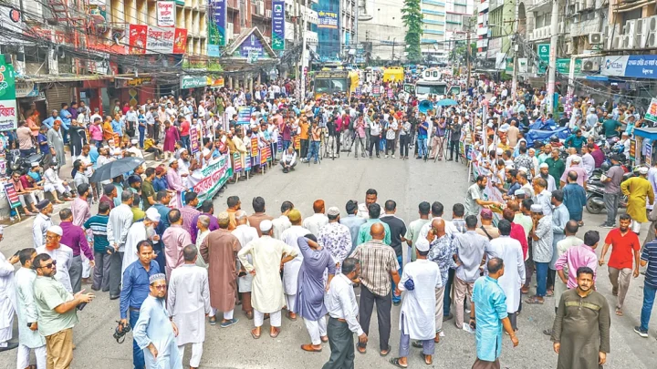 ইসলামী ব্যাংকে দিনভর উত্তেজনা, বিক্ষোভ ছত্রভঙ্গ করল পুলিশ