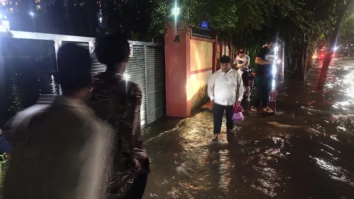 বর্ষার প্রথম দিনে দেড় ঘণ্টার বর্ষণে অচল কুমিল্লা নগর, সড়কের পানি বাড়িঘরে