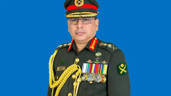 পবিত্র হজ পালন শেষে দেশে ফিরেছেন সেনাপ্রধান