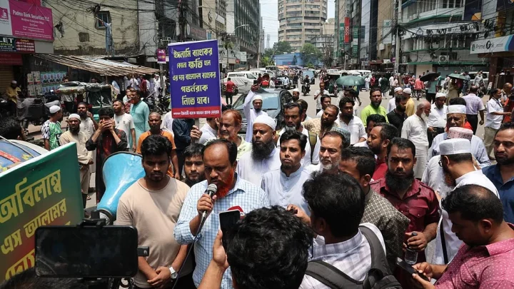চেয়ারম্যানের নিয়োগ বাতিলের দাবিতে ইসলামী ব্যাংকের সামনে চলছে বিক্ষোভ
