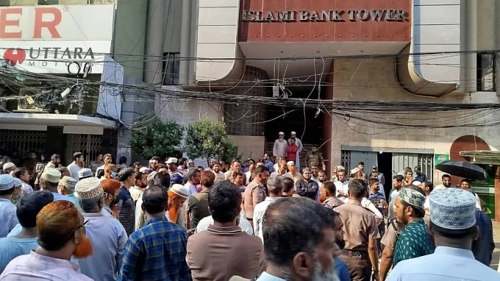 ইসলামী ব্যাংকের নতুন চেয়ারম্যানের বিরুদ্ধে মানববন্ধনে পুলিশের সাউন্ড গ্রেনেড ও জলকামান নিক্ষেপ