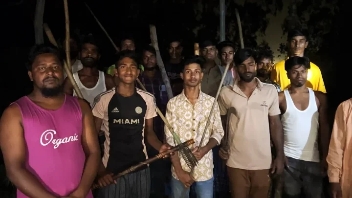 জামালপুর সীমান্তে ঠেলে পাঠানো প্রতিরোধে বিজিবির সঙ্গে গ্রামবাসীর পাহারা