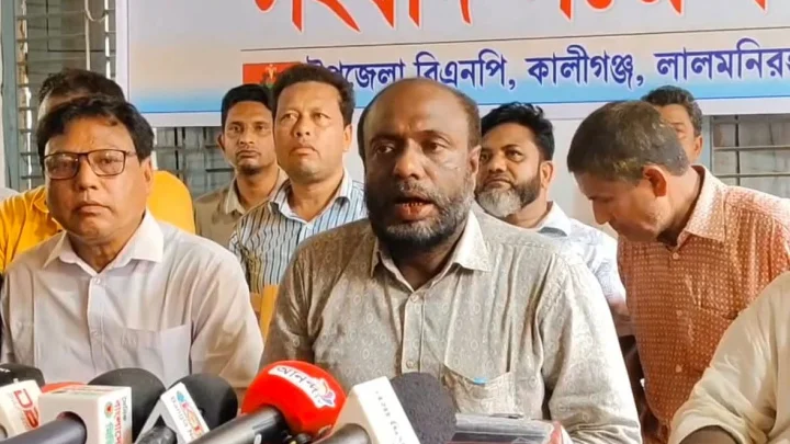 লালমনিরহাটে ওসির অপসারণ দাবি নিয়ে বিএনপির দুই পক্ষের পাল্টাপাল্টি কর্মসূচি