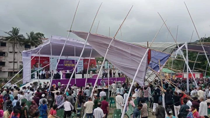 প্রধানমন্ত্রীর মঞ্চে জমল বৃষ্টির পানি, বাতাসে ভেঙে পড়ল প্যান্ডেল