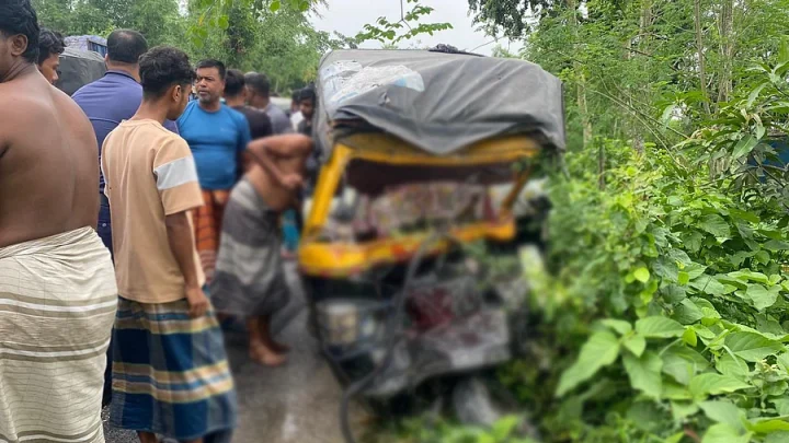 রাজশাহীতে ট্রাকের সঙ্গে যাত্রীবাহী মাহিন্দ্রার সংঘর্ষে দুজন নিহত