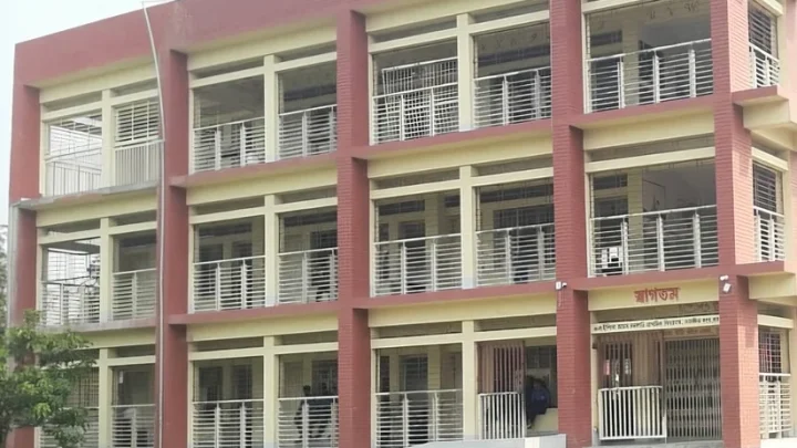 সাতক্ষীরায় শ্লীলতাহানির অভিযোগ তুলে ‘মব’ করে শিক্ষককে পিটিয়ে জখম