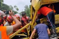 দুমড়েমুচড়ে যাওয়া লরি থেকে পৌনে এক ঘণ্টার চেষ্টায় চালককে উদ্ধার