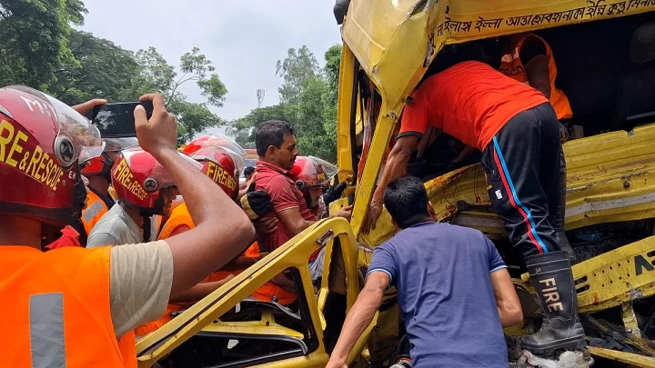 দুমড়েমুচড়ে যাওয়া লরি থেকে পৌনে এক ঘণ্টার চেষ্টায় চালককে উদ্ধার