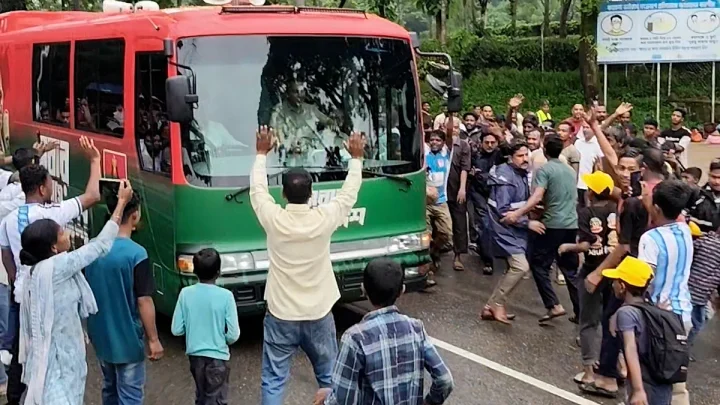 হাতে ফুল, চোখ সড়কে—প্রধানমন্ত্রীর অপেক্ষায় সিলেটের চা-শ্রমিকেরা