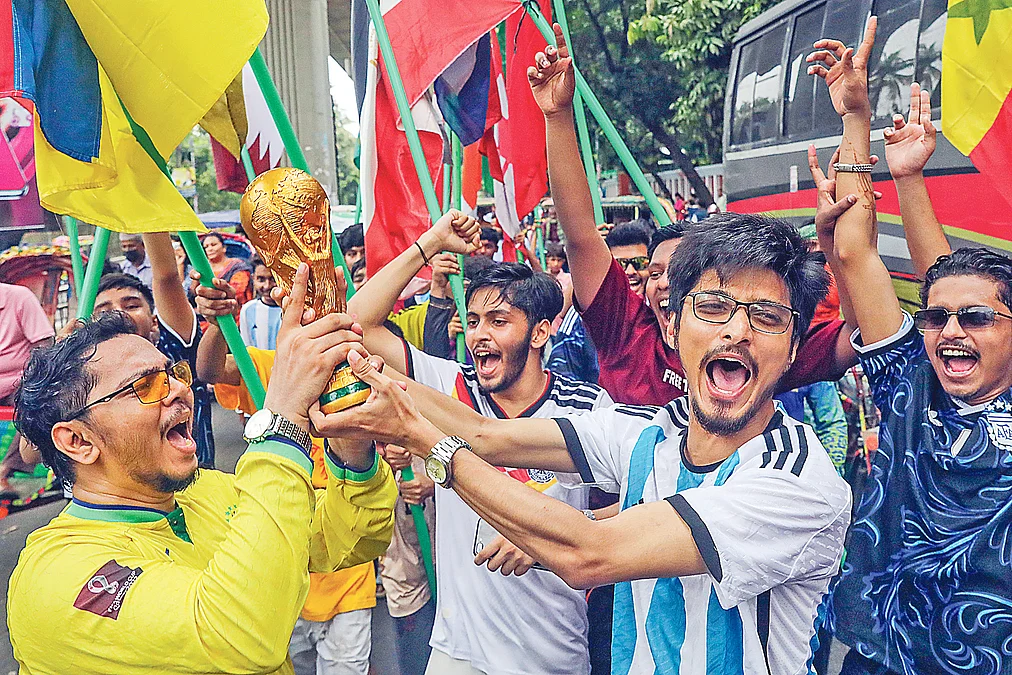 WORLD-CUPFLAGDHAKADIPU05062640071255