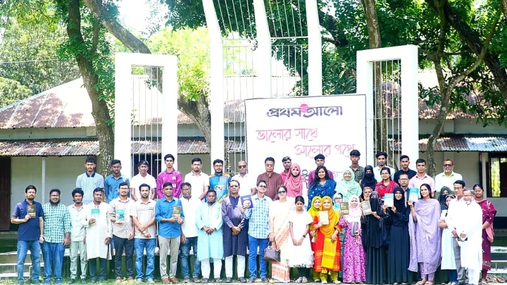 রায়গঞ্জে অদম্য মেধাবী ও বন্ধুদের মিলনমেলা, সফলদের সম্মাননা প্রদান