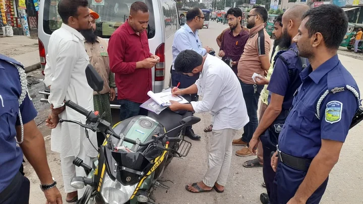 ঈদে ফিরতি যাত্রা নির্বিঘ্ন করতে অভিযান চালাচ্ছে বিআরটিএ