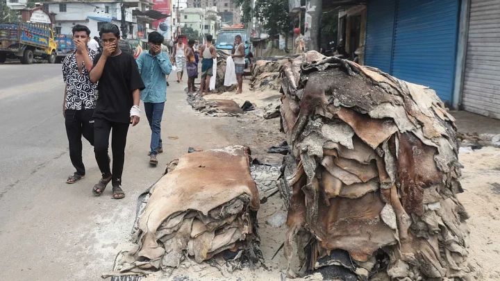 চট্টগ্রাম নগরে সড়কের ওপর এখনো চামড়ার স্তূপ, দুর্গন্ধে টেকা দায়