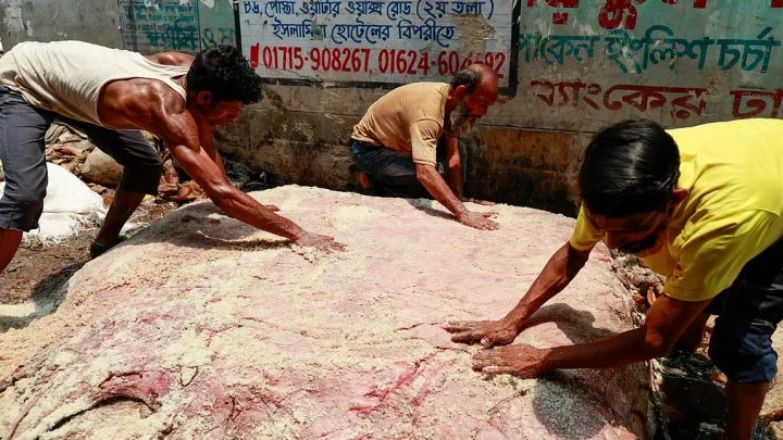 সরকার নির্ধারিত দামের চেয়ে অর্ধেকে বিক্রি চামড়া