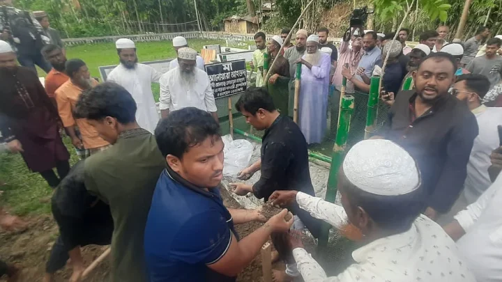 মা-বাবা ও স্ত্রীর পাশে চিরনিদ্রায় শায়িত প্রবীণ রাজনীতিবিদ তোফায়েল আহমেদ