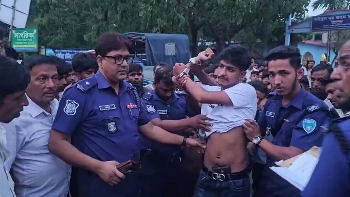 বেগমগঞ্জে তিনটি বিদেশি পিস্তলসহ যুবক আটক, জামায়াতের কর্মী বলে দাবি বিএনপির