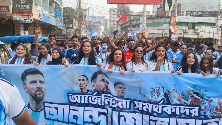 দিনাজপুরে আর্জেন্টিনা সমর্থকদের আকাশি-সাদা রঙে উৎসবমুখর শোভাযাত্রা