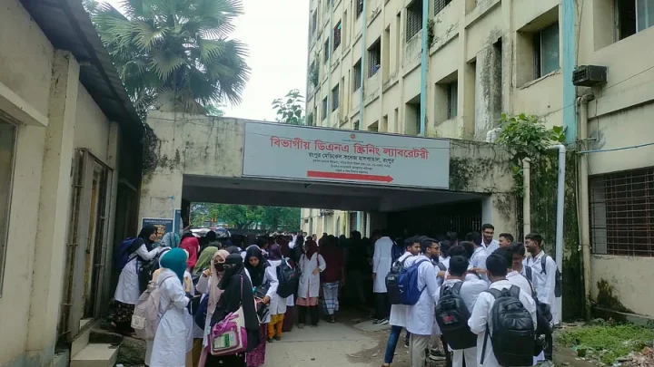হামলার অভিযোগে লাশ আটকে চিকিৎসকদের বিক্ষোভ, স্বজনদের মহাসড়ক অবরোধ