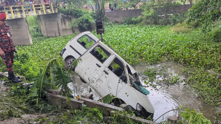 বিমানবন্দরে যাওয়ার পথে মুন্সিগঞ্জে মাইক্রোবাস খালে পড়ে নারীর মৃত্যু, আহত ১০