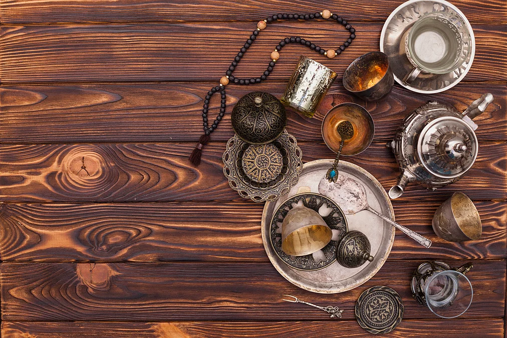 arabic-teapot-with-cups-beads-table