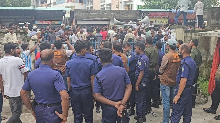 মেঘনা নদী ভাঙন রোধের দাবিতে সড়ক অবরোধ, পাউবো ঘেরাও, পুলিশের সঙ্গে ধস্তাধস্তি