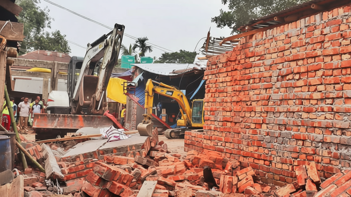 বগুড়ার শেরপুরের বারদুয়ারী হাটে অবৈধভাবে নির্মিত দোকানঘর উচ্ছেদ