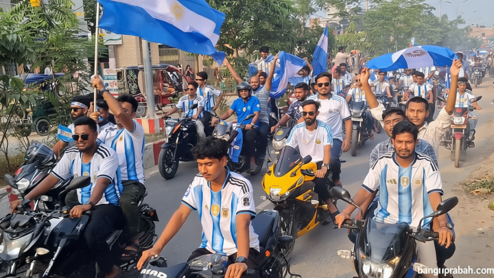 গাইবান্ধায় আর্জেন্টিনার সমর্থকদের বর্ণাঢ্য শোভাযাত্রা