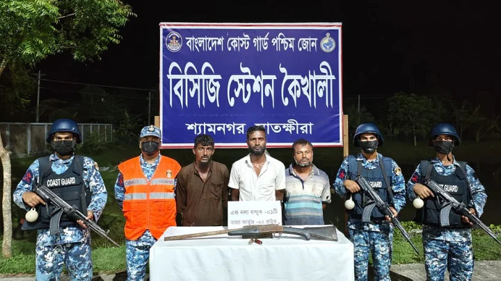 সুন্দরবনে অস্ত্রসহ জোনাব বাহিনীর তিন সদস্য আটক: কোস্টগার্ড