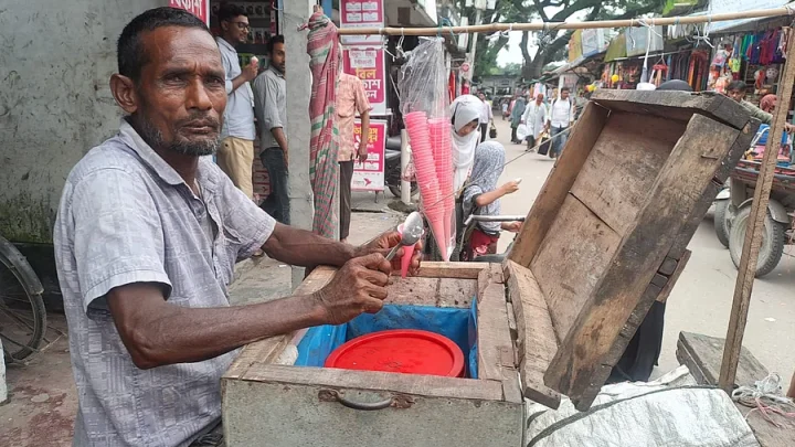 ‘আইসকিরিম বেচি ব্যাটাবেটির নেকাপড়ার খরোচ কুলব্যার পাচ্চি না’