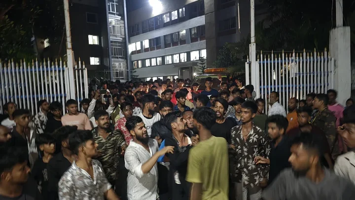নারায়ণগঞ্জে ছিনতাইকারীর ছুরিকাঘাতে যুবকের মৃত্যু, লাশ নিয়ে থানা ঘেরাও