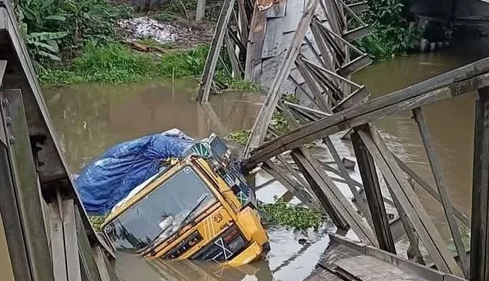পিরোজপুরে কাঁচামালবোঝাই ট্রাকের ভারে সেতু ভেঙে পড়ল খালে, যোগাযোগ বিচ্ছিন্ন