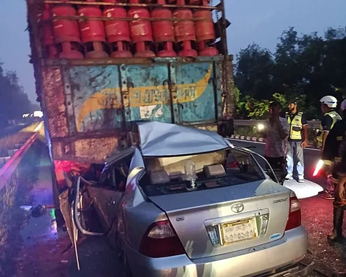 এক্সপ্রেসওয়েতে ট্রাকের পেছনে প্রাইভেট কারের ধাক্কা, মা–ছেলে–মেয়েসহ চারজন নিহত