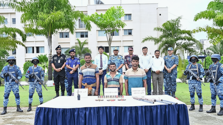 সুন্দরবনের ‘বড় জাহাঙ্গীর বাহিনী’র ৩ সদস্যের আত্মসমর্পণ, জেলেকে উদ্ধার