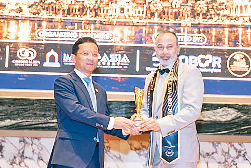 15-07-26-ELECTRO-MART-GROUP-CEO-AWARD091429