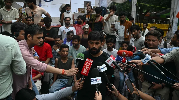 দম্ভের কারণেই কি ‘ককরোচদের’ বুঝছে না মোদি সরকার?