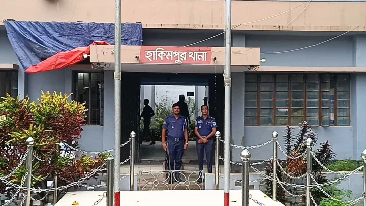 দিনাজপুরে বিয়ের দাবিতে এক নারীর অবস্থান, পরে দুজনকে নেওয়া হয় থানায়