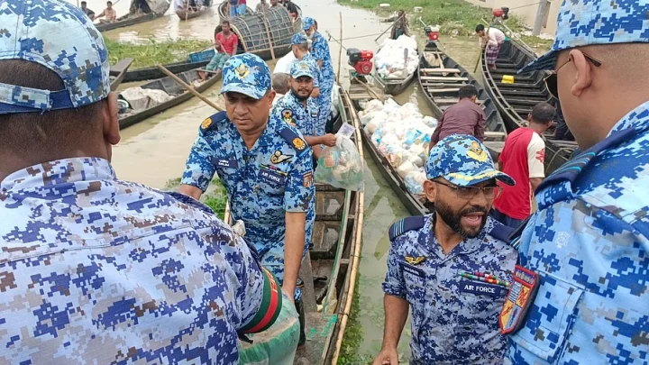 চট্টগ্রাম ও সিলেটে বন্যাকবলিত এলাকায় মানবিক সহায়তায় বিমানবাহিনী