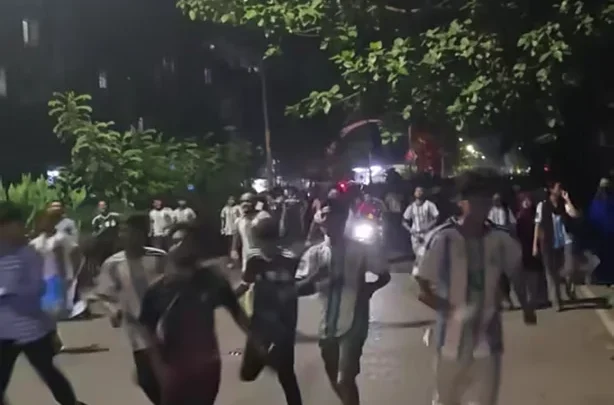 বিশ্বকাপের ফাইনাল: ব্যারিকেড ভেঙে ঢাকা বিশ্ববিদ্যালয়ে ঢুকেছেন লোকজন