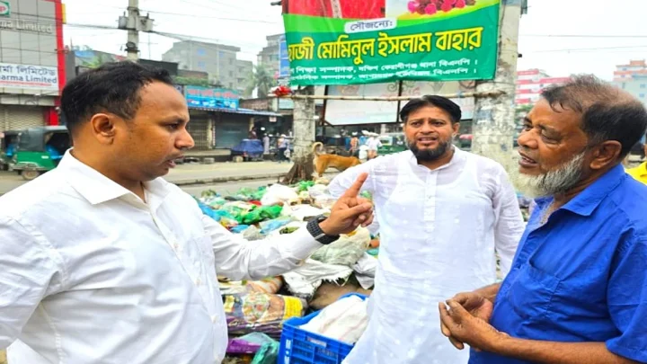 সড়কে ময়লা ফেলতে গিয়ে ইউএনওর হাতে ধরা, শাস্তি আবর্জনার স্তূপ অপসারণ
