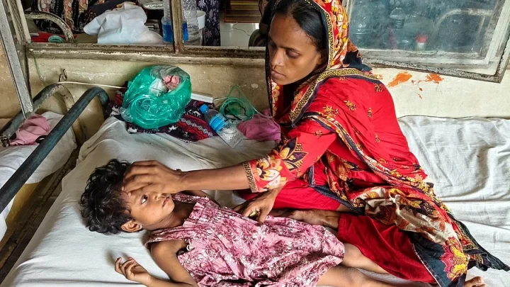 ওষুধের টাকা কীভাবে জোগাবেন, সেই চিন্তায় দিশাহারা আলোর মা