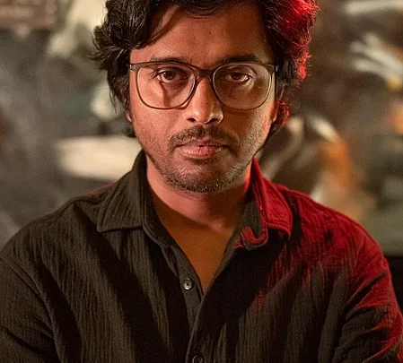 দাউ দাউ করে জ্বলতে থাকা বাড়িটাকে কেউ সেট হিসেবে দেখেনি
