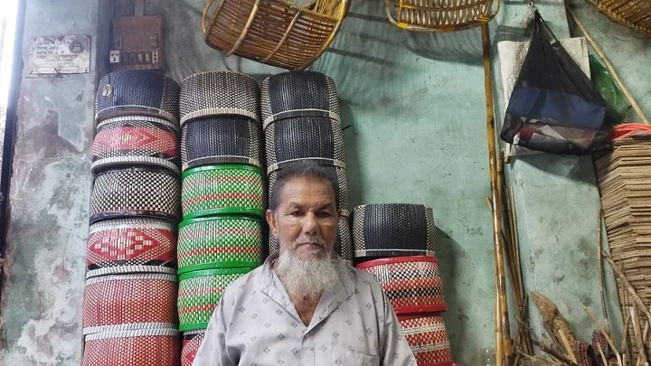 ৭০ বছর ধরে রাজশাহীর বেতশিল্প আঁকড়ে আছেন ফরিদুর, উত্তরসূরি না পেয়ে হতাশা