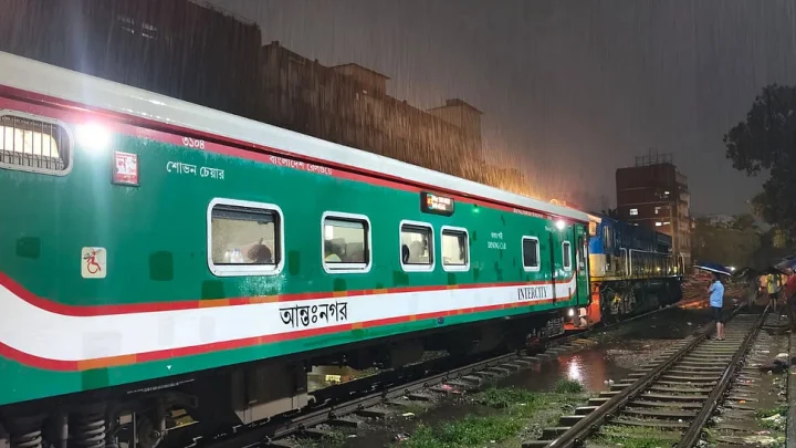 ‘এক দিন পুরোটা কেটে গেল ট্রেনে, ঘুম, খাওয়াদাওয়া—সব এলোমেলো’
