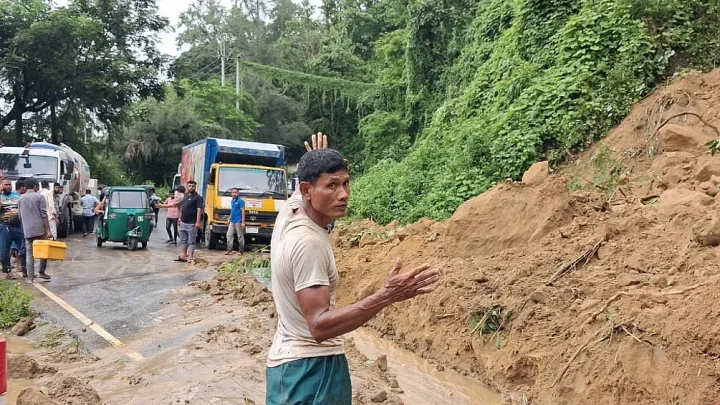 চট্টগ্রাম–রাঙামাটি সড়কে পাহাড়ধস, সড়ক যোগাযোগ ব্যাহত