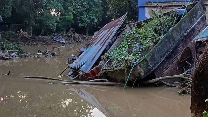 ‘সারা জীবনের সঞ্চয়ে পাকা ঘরটি করেছিলাম, চোখের পলকে ধসে পড়ল’