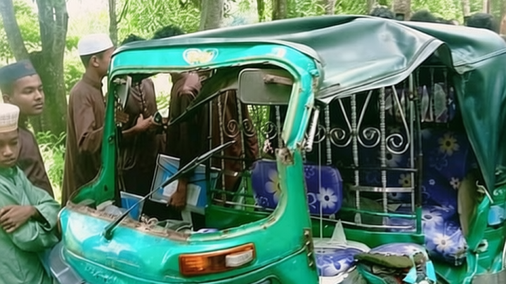 মোটরসাইকেলের চাপায় পথচারী, ট্রাক্টরের ধাক্কায় গেল অটোরিকশাযাত্রীর প্রাণ