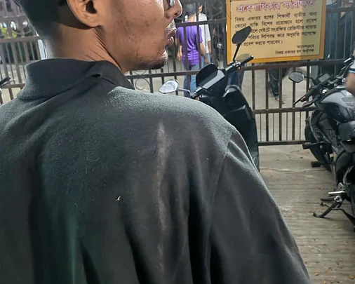 ঢাকা বিশ্ববিদ্যালয়ের হলে শিক্ষার্থীকে ওয়াশরুমে যেতে বাধা, মারধরের অভিযোগ