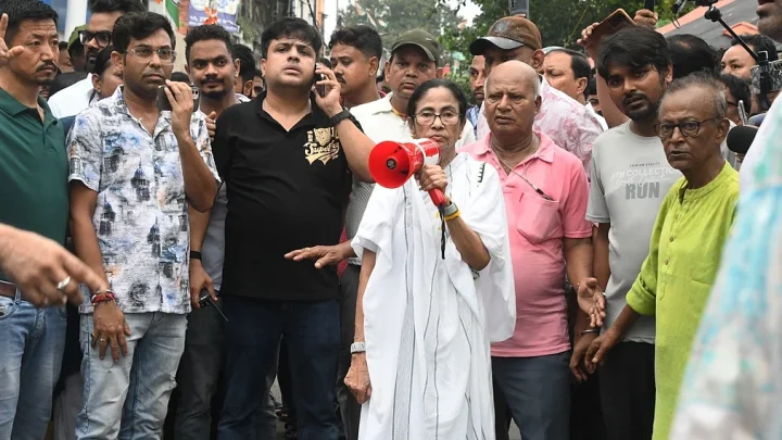 তৃণমূলের বিক্ষোভে বিজেপির বাধা, সংঘর্ষে আহত ১৫